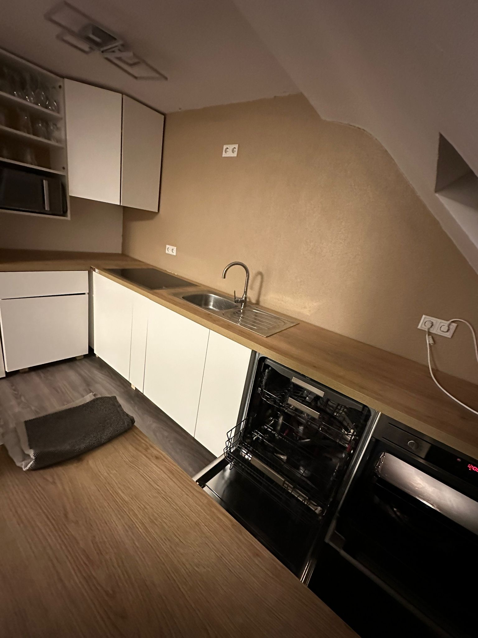 Monteurwohnung - Balkon - Duisburg - Küche  - Dachgeschosswohnung 