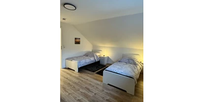 Monteurwohnung - Kaffeemaschine - Schleswig-Holstein - 1. Zimmer mit 2 Einzelbetten - Wohnung in dörflicher Lage