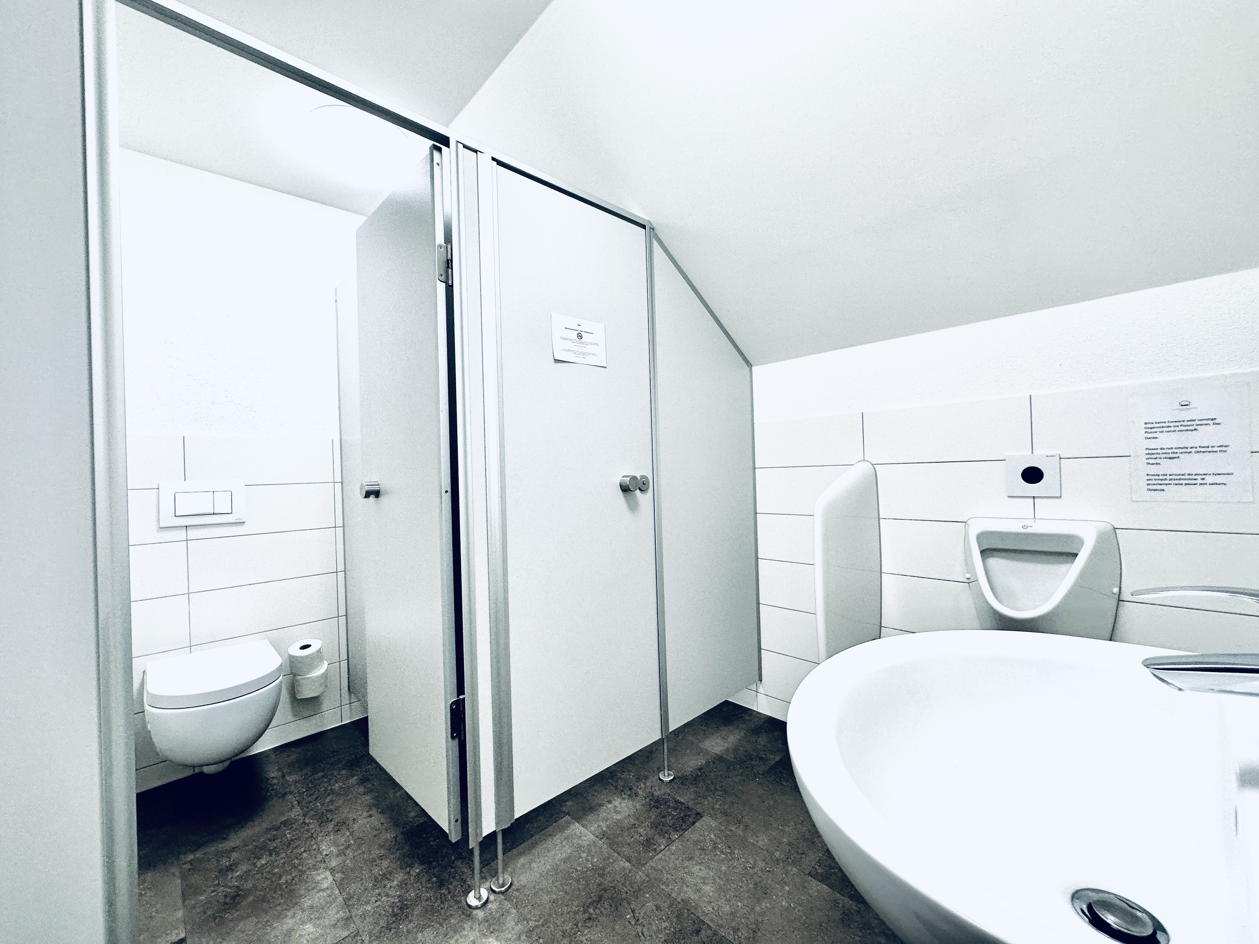 Monteurzimmer: Allgemeinbad - Möblierte Einzel- und Zweibettzimmer Lengnau