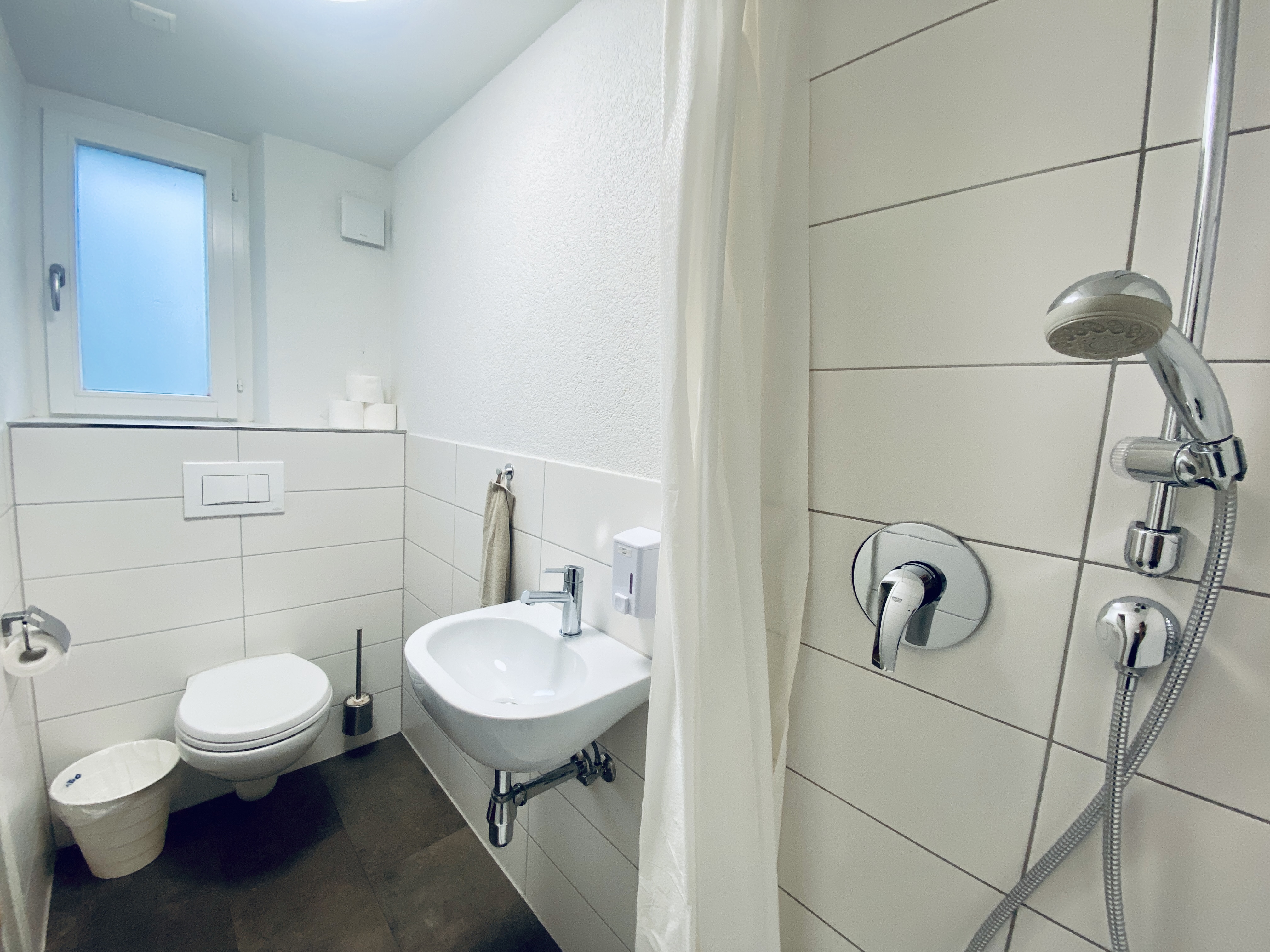 Monteurzimmer: Allgemeinbad - Möblierte Einzel- oder Zweibettzimmer Biberist