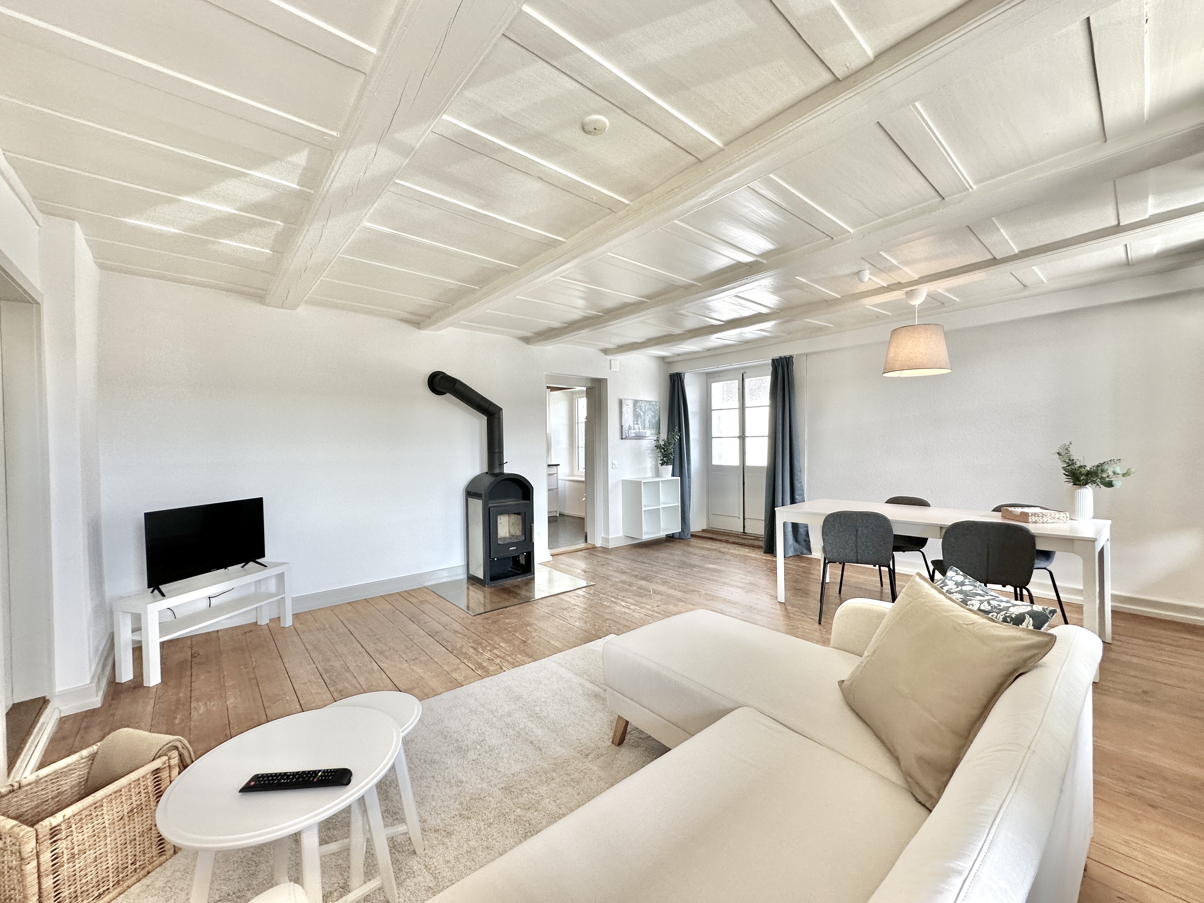 Monteurwohnung - Kühlschrank - Schweiz - Wohn- Esszimmer - Möbliertes Business Apartment Oberbipp