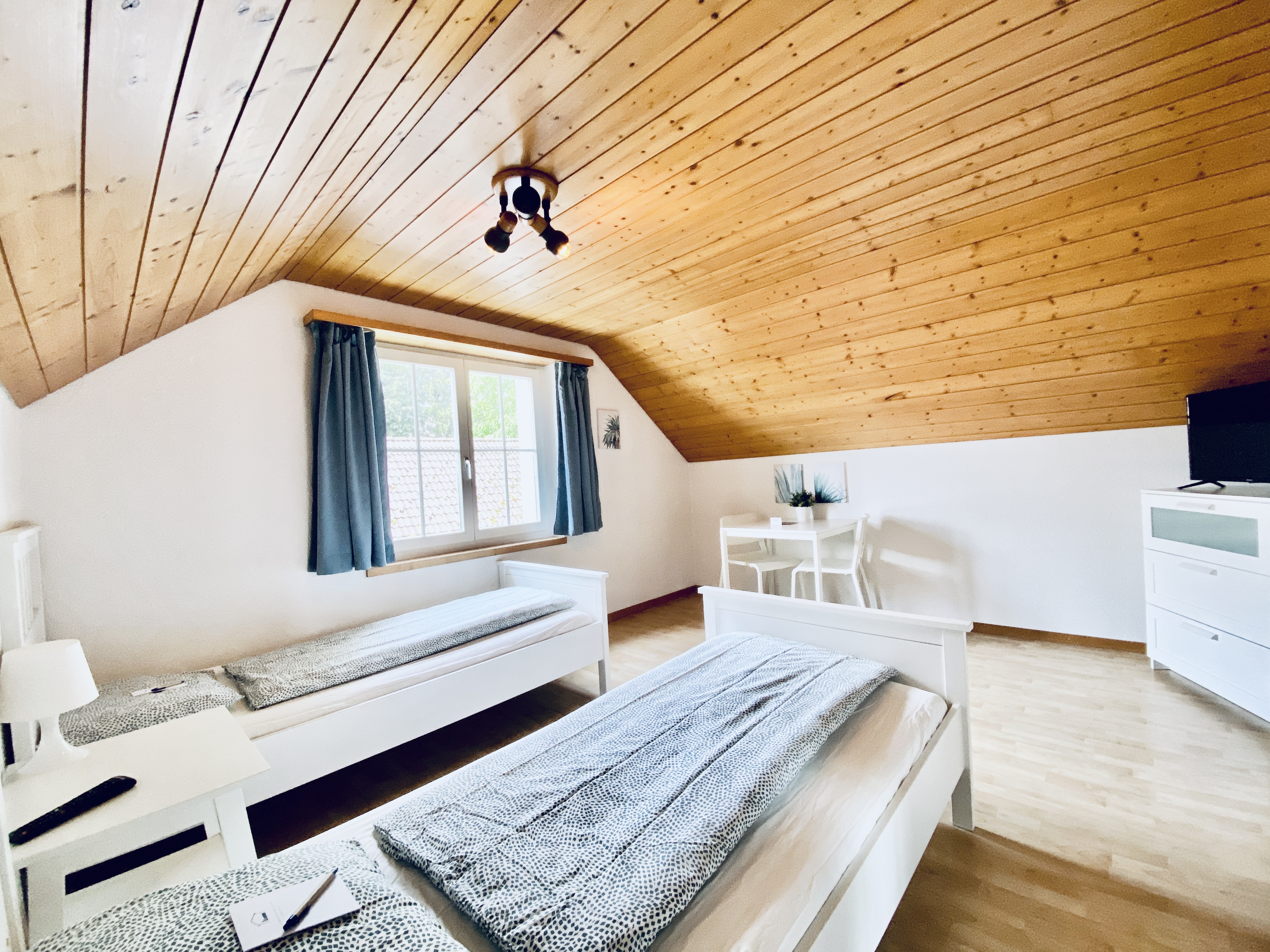 Monteurwohnung - Kühlschrank - Schweiz - Schlafzimmer / Esszimmer - Möbliertes Gruppen Apartment Günsberg #10