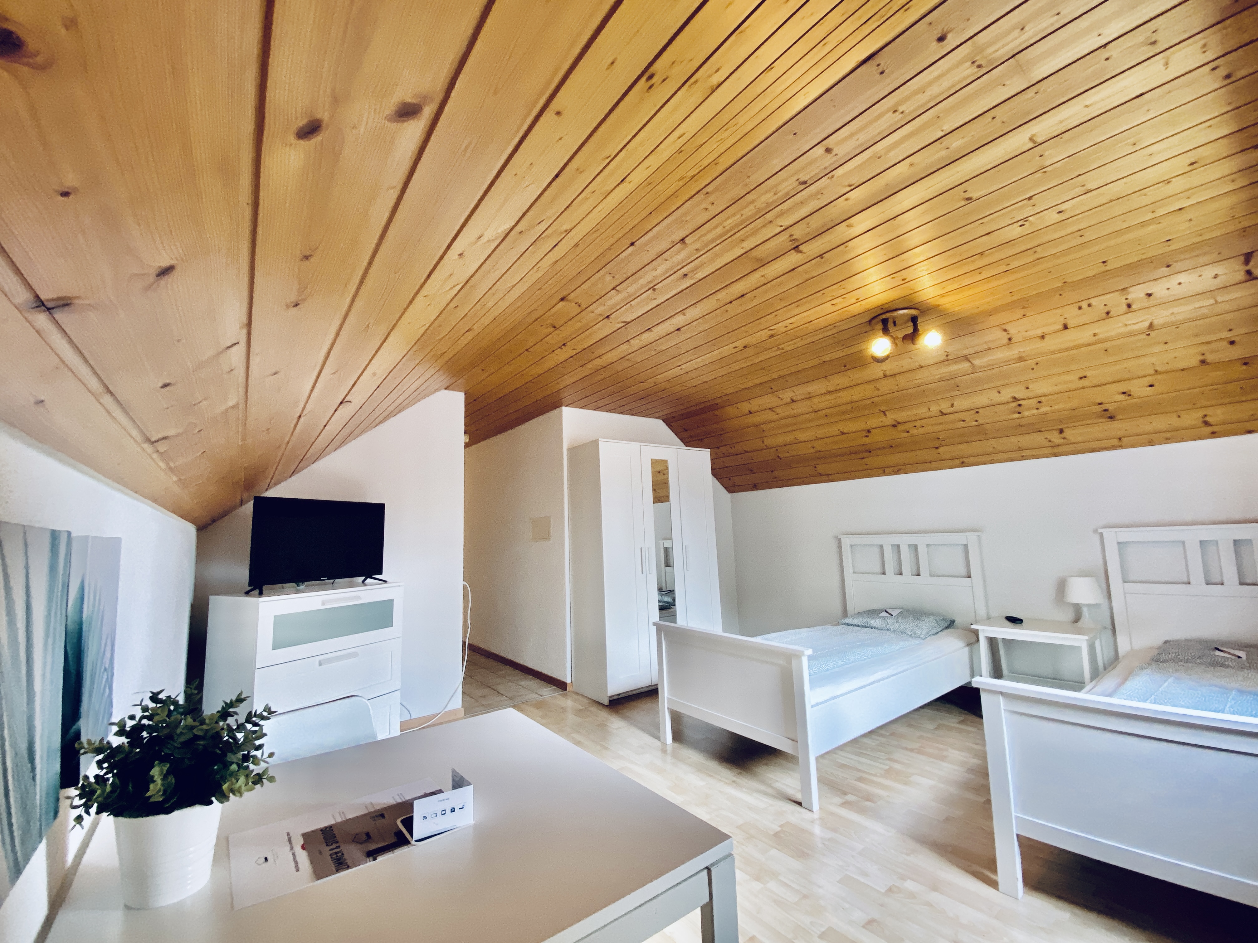 Monteurwohnung - Kühlschrank - Schweiz - Schlafzimmer / Esszimmer - Möbliertes Gruppen Apartment Günsberg #10