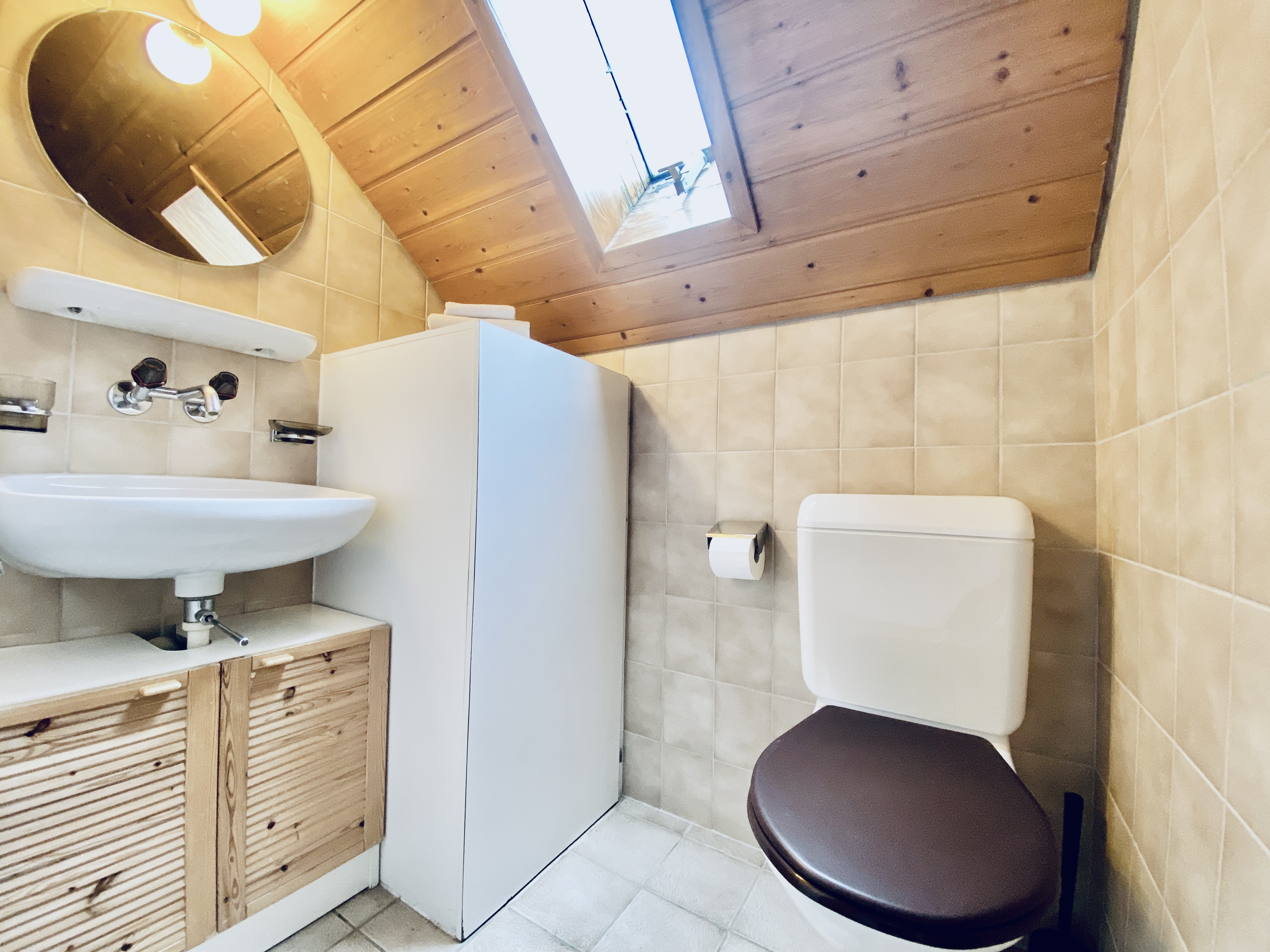 Monteurwohnung - Kühlschrank - Schweiz - Badezimmer - Möbliertes Gruppen Apartment Günsberg #10