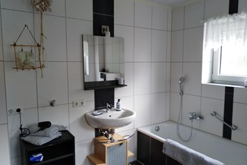 Monteurzimmer:  Modernes Badezimmer    Waschbecken/Badewanne begehbare Dusche und WC - Bettina Dietlicher