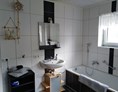 Monteurzimmer:  Modernes Badezimmer    Waschbecken/Badewanne begehbare Dusche und WC - Bettina Dietlicher
