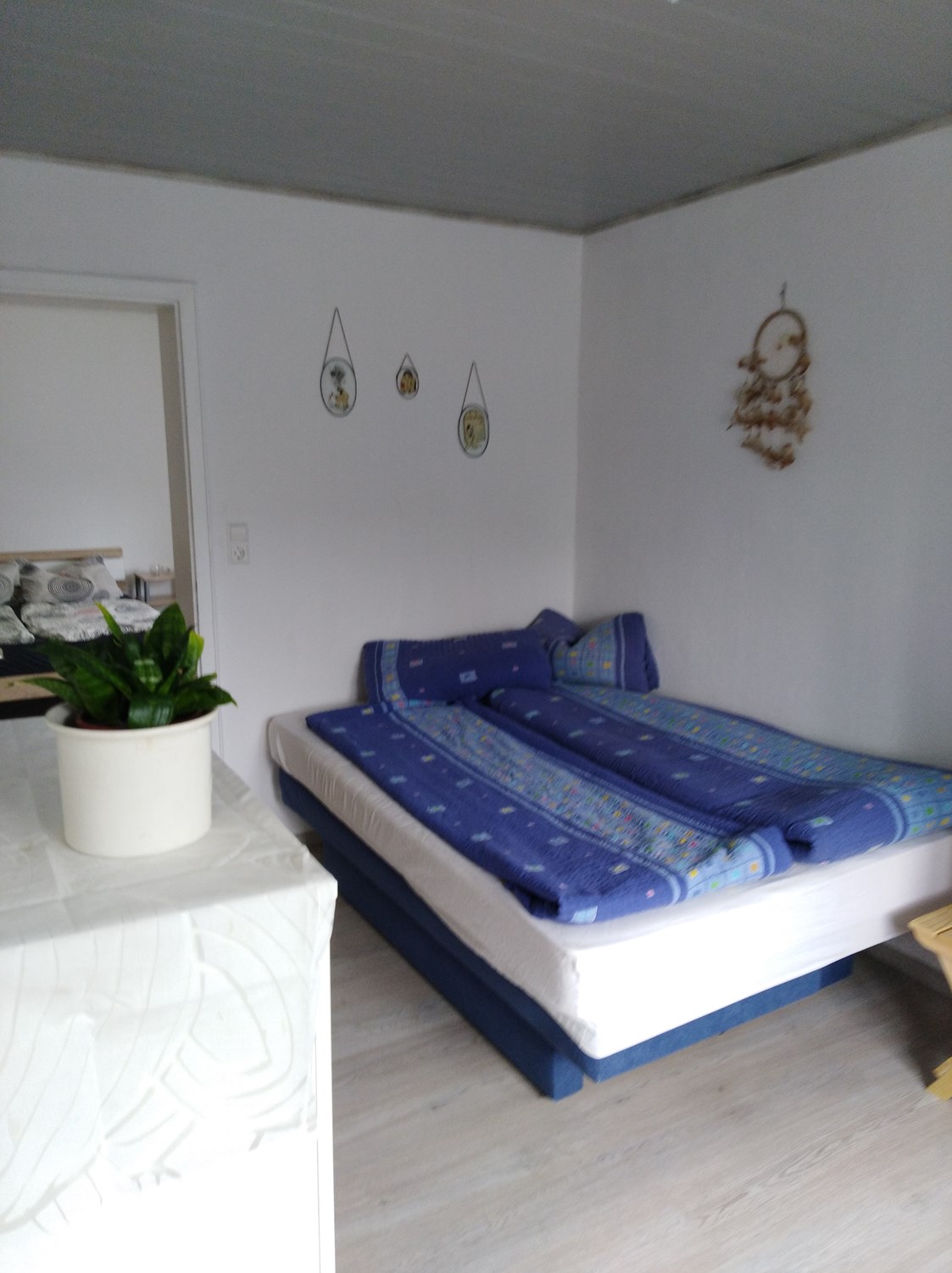 Monteurzimmer: Schlafzimmer 1 mit Doppelbett und Kleiderschrank   - Bettina Dietlicher