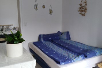 Monteurzimmer: Schlafzimmer 1 mit Doppelbett und Kleiderschrank   - Bettina Dietlicher