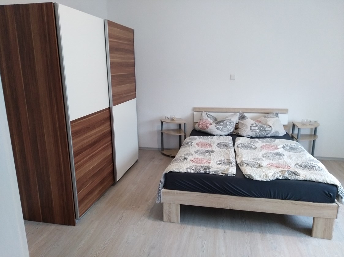 Monteurzimmer: Schlafzimmer 2 mit Doppelbett und 2 Kleiderschränken - Bettina Dietlicher