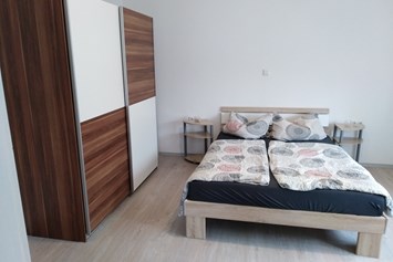 Monteurzimmer: Schlafzimmer 2 mit Doppelbett und 2 Kleiderschränken - Bettina Dietlicher