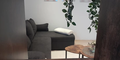 Monteurwohnung - PLZ 79249 (Deutschland) - Wohnzimmer mit Schlafsofa - 2-Zimmer-Monteurwohnung- Ab 1.7.25 wieder verfügbar