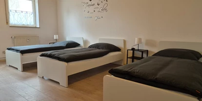 Monteurwohnung - PLZ 79249 (Deutschland) - 3 Einzelbetten, Kleiderschrank mit Spiegel, Nachttisch mit Nachttischlampe - 2-Zimmer-Monteurwohnung- Ab 1.7.25 wieder verfügbar