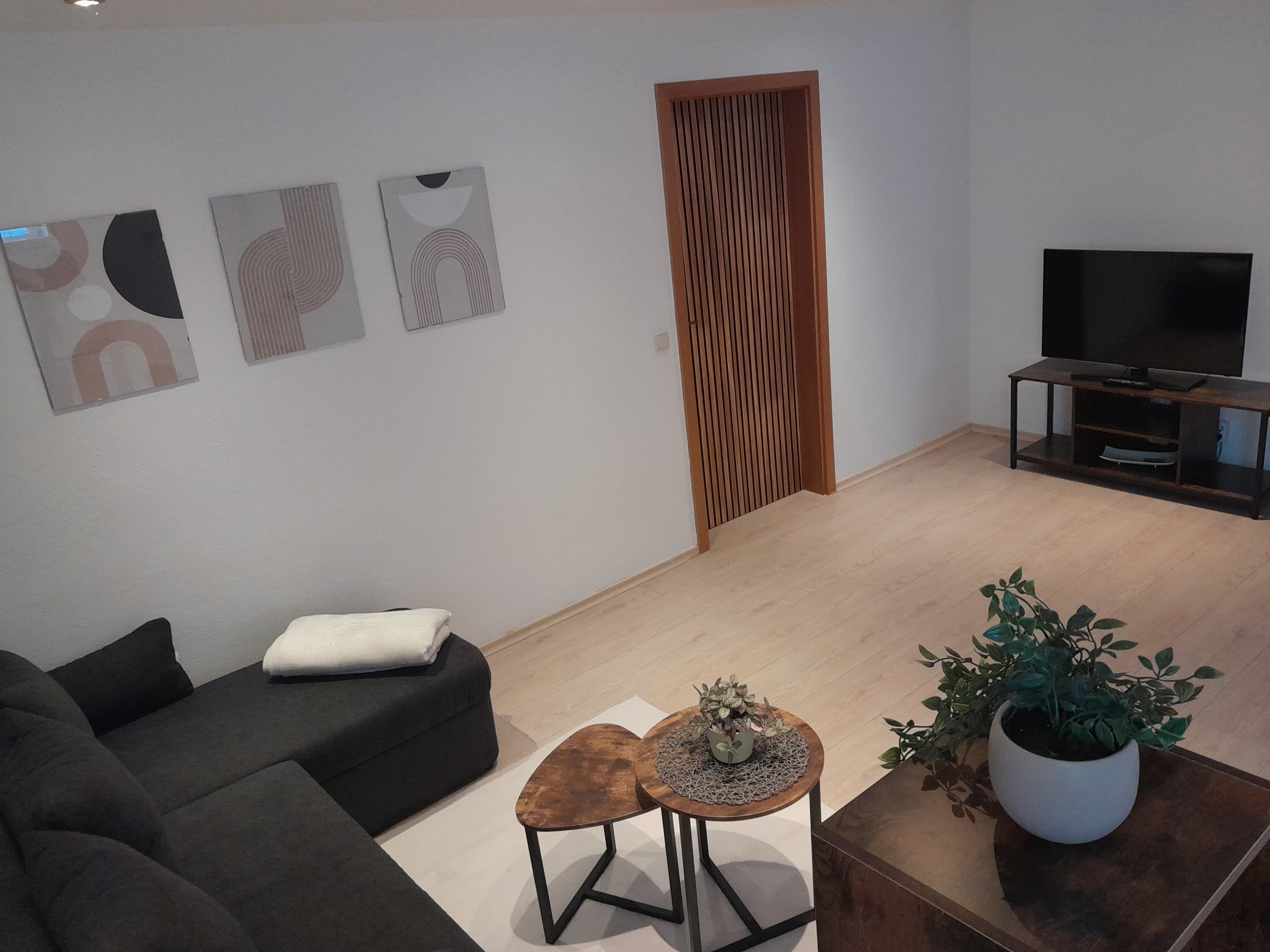 Monteurzimmer: Wohnbereich mit Fernseher - 2-Zimmer-Monteurwohnung- Ab 1.7.25 wieder verfügbar