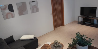 Monteurwohnung - PLZ 79249 (Deutschland) - Wohnbereich mit Fernseher - 2-Zimmer-Monteurwohnung- Ab 1.7.25 wieder verfügbar