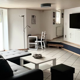 Monteurzimmer: Modern,und hell eingerichtetes Wohnzimmer mit 52" Flat-Screen und freiem W-Lan. - Tatjana Tillmann