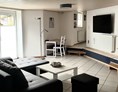 Monteurzimmer: Modern,und hell eingerichtetes Wohnzimmer mit 52" Flat-Screen und freiem W-Lan. - Tatjana Tillmann