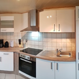 Monteurzimmer: Kompl. eingerichtete Küche mit Kühlschrank,Gefrierfach,Kochfeld und Backofen. - Tatjana Tillmann