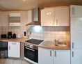 Monteurzimmer: Kompl. eingerichtete Küche mit Kühlschrank,Gefrierfach,Kochfeld und Backofen. - Tatjana Tillmann