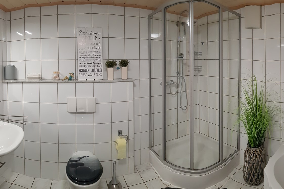 Monteurzimmer: Kompl. eingerichtetes Badezimmer mit Dusche und Badewanne - Tatjana Tillmann