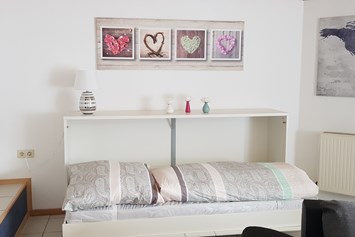 Monteurzimmer: Komfortables Zustell-Bett im Wohnzimmer. - Tatjana Tillmann