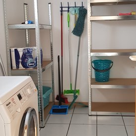 Monteurzimmer: Vorratsraum mit moderner Waschmaschine. - Tatjana Tillmann