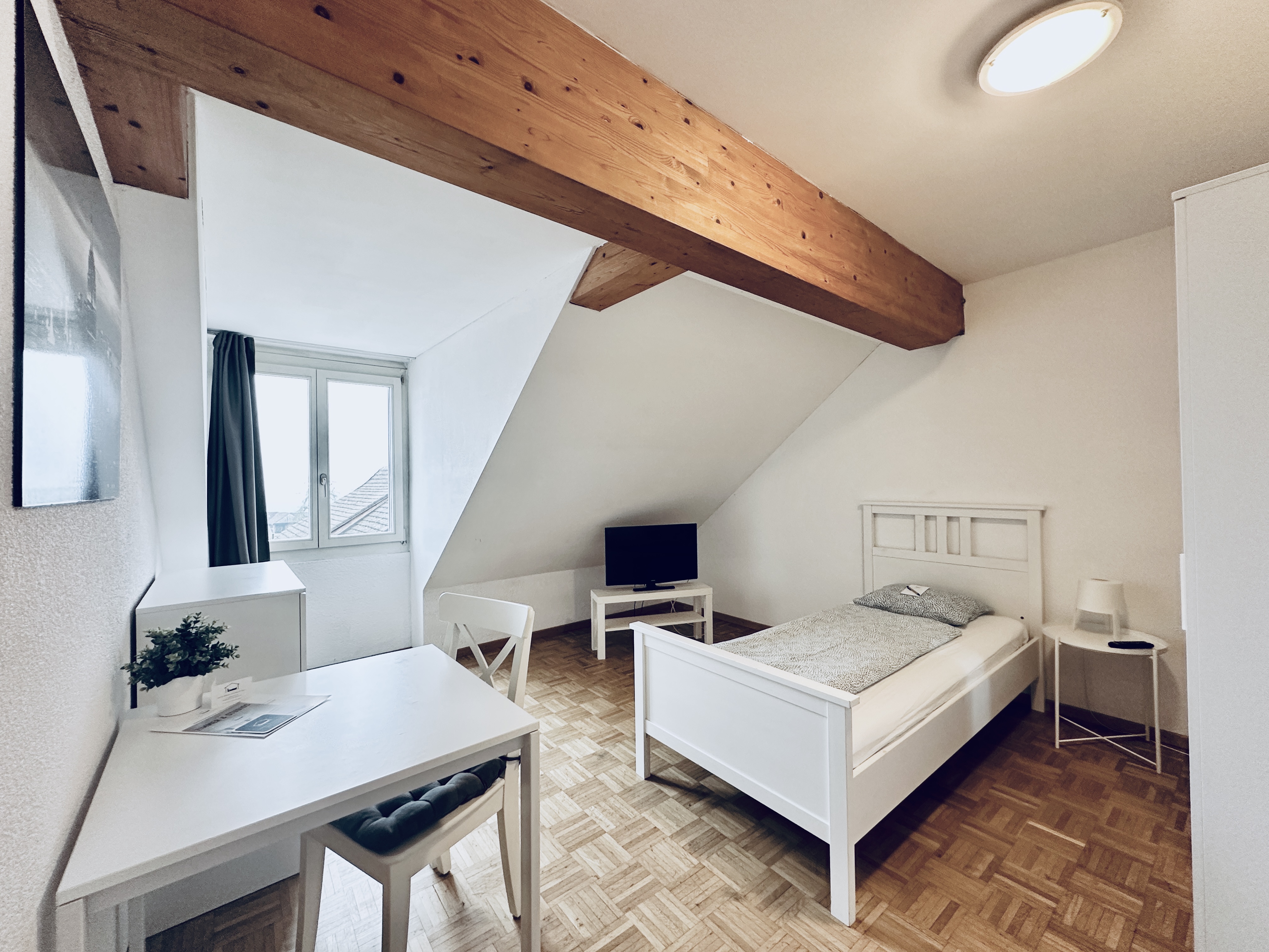 Monteurwohnung - Kühlschrank - Schweiz - Möbliertes Einzelzimmer mit Badezimmer Flumenthal