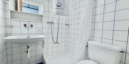 Monteurwohnung - Küche: Küchenmitbenutzung - Schweiz - Badezimmer - Möblierte Einzel- Zweibettzimmer mit Badezimmer Bäriswil