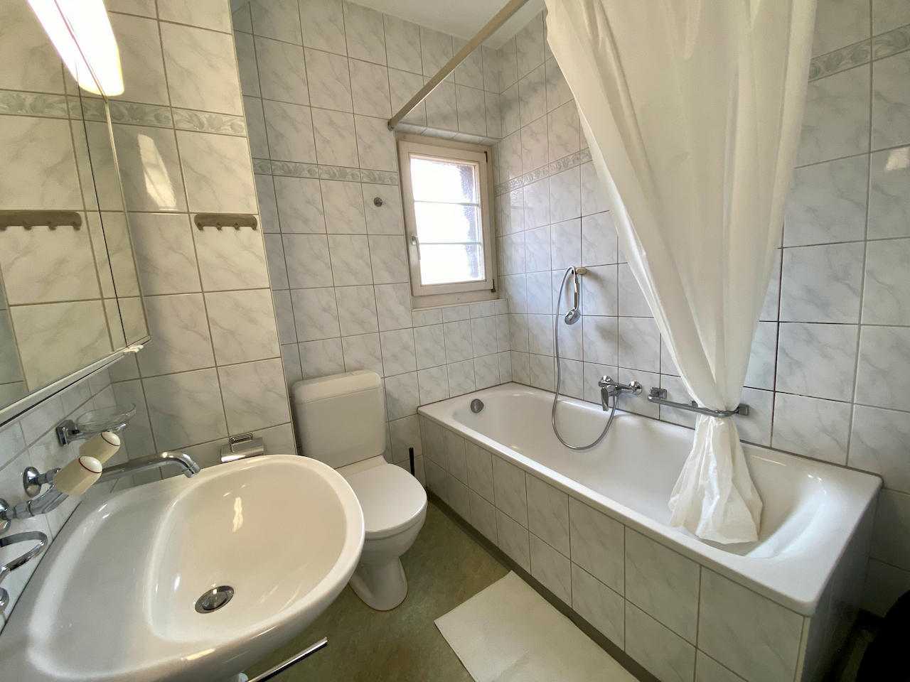 Monteurwohnung - Kühlschrank - Schweiz - Badezimmer - Möblierte Gruppen Apartments Balsthal