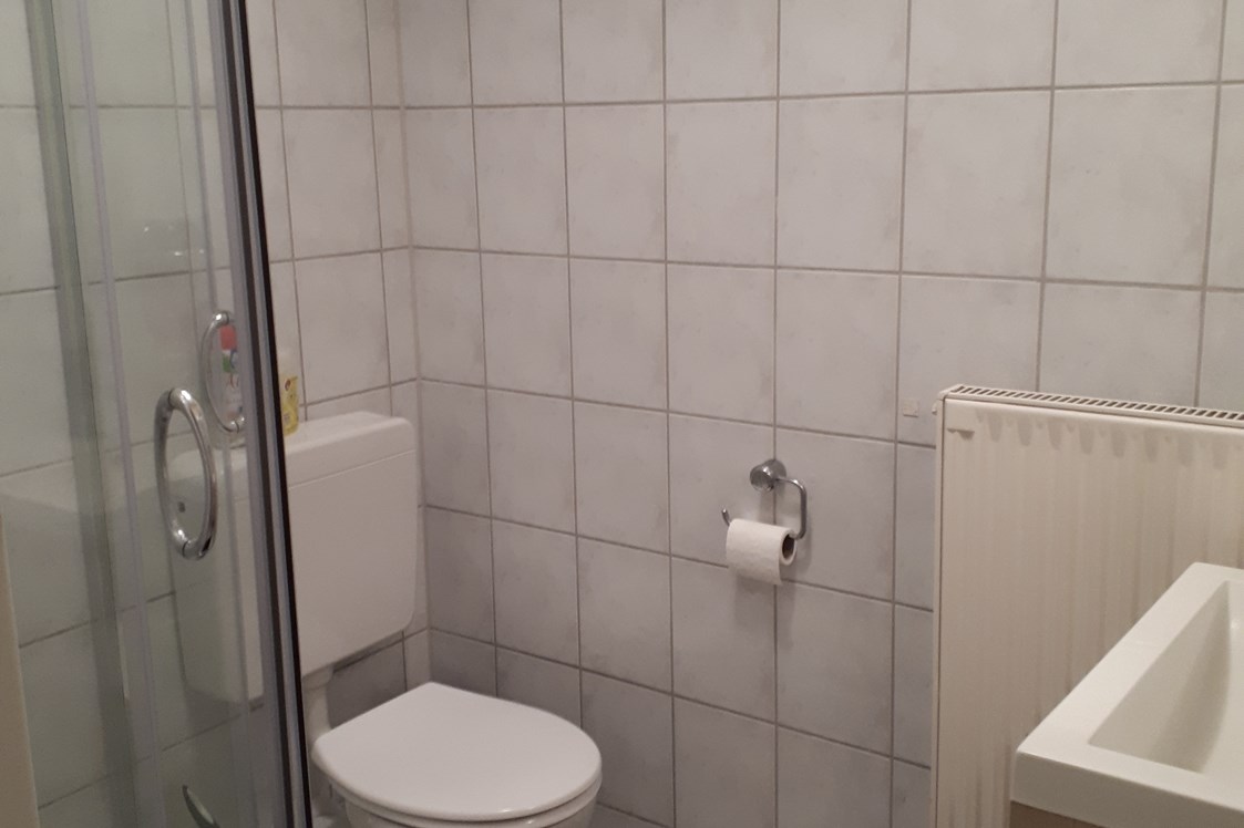 Monteurzimmer: Duschbad, befindet sich seperat neben dem Appartement  - Haus Günther 