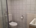 Monteurzimmer: Duschbad, befindet sich seperat neben dem Appartement  - Haus Günther 