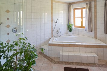 Monteurzimmer: großes Bad mit Dusche, Wanne, WC  - Ferienwohnung "Zellbachblick"