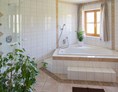 Monteurzimmer: großes Bad mit Dusche, Wanne, WC  - Ferienwohnung "Zellbachblick"