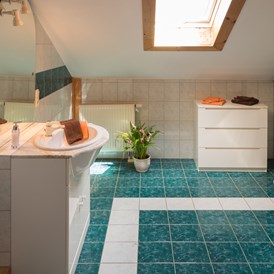 Monteurzimmer: Bad mit Dusche, WC, DG - Ferienwohnung "Zellbachblick"