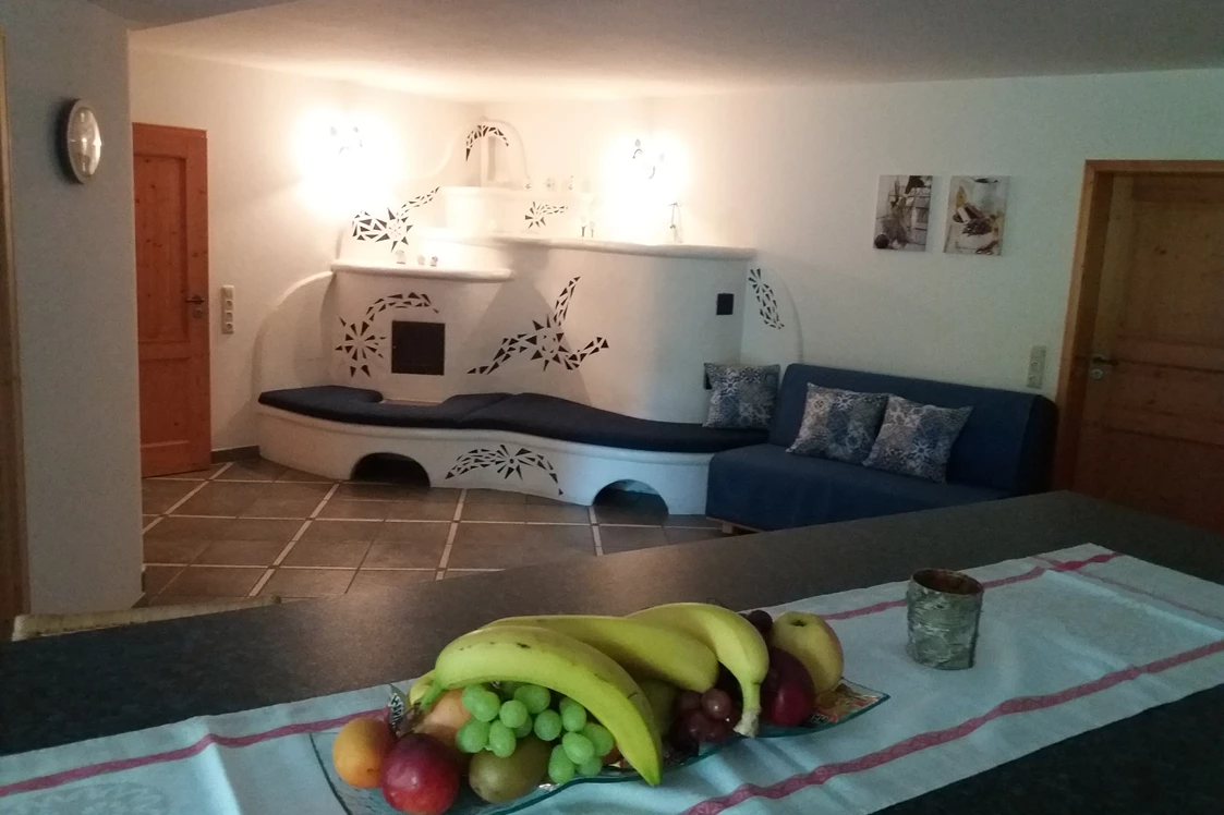 Monteurzimmer: Wohnküche mit Kachelofen - Ferienwohnung "Attelblick"