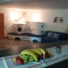 Monteurzimmer: Wohnküche mit Kachelofen - Ferienwohnung "Attelblick"