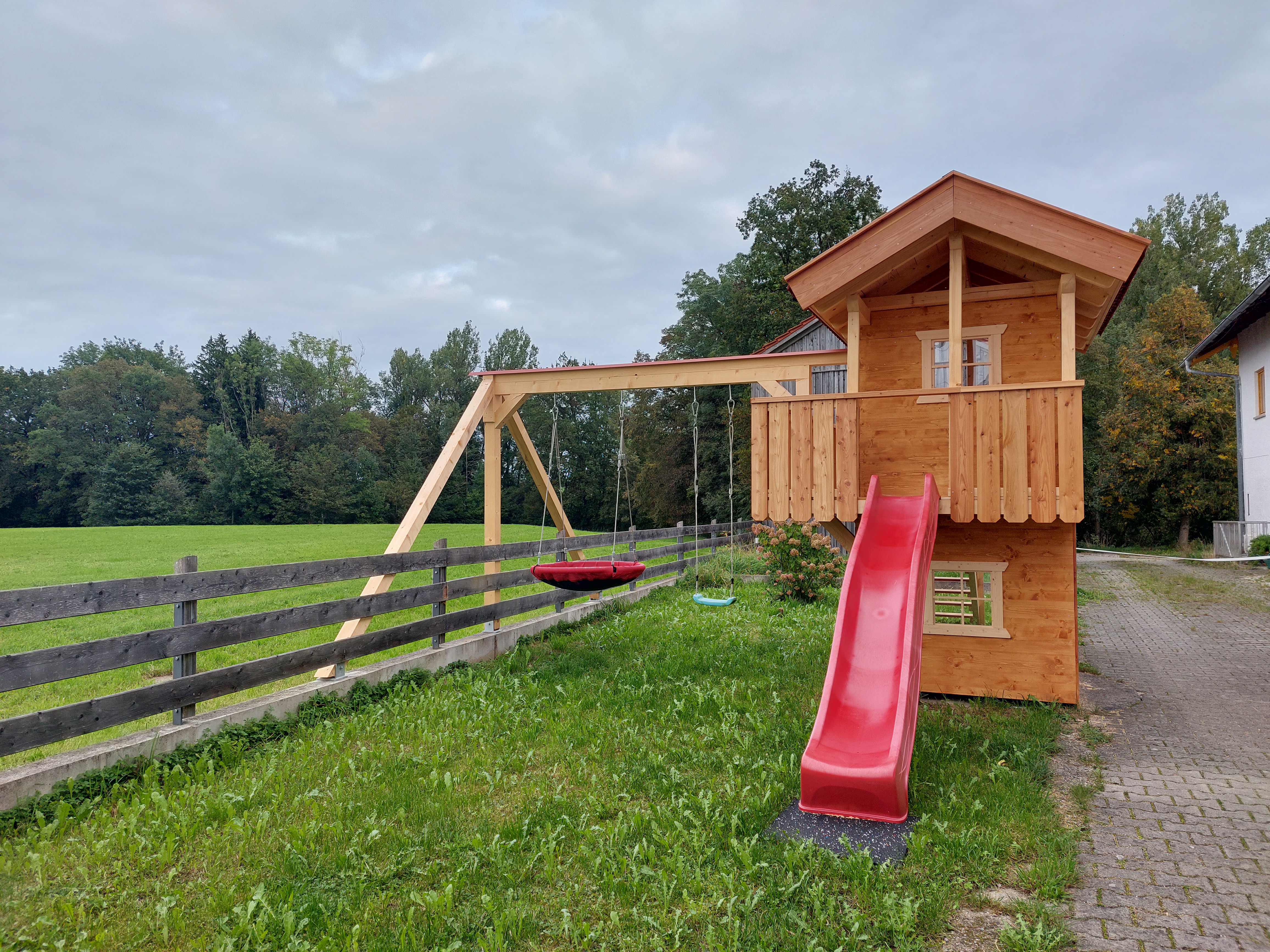 Monteurzimmer: Spielhaus mit Rutsche, Schaukeln, Sitzgelegenheit - Ferienwohnung "Attelblick"