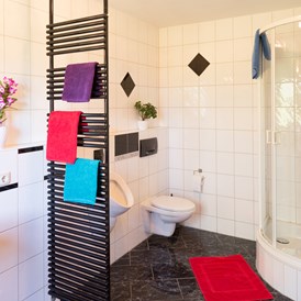 Monteurzimmer: Bad mit Dusche, WC - Ferienwohnung "Attelblick"