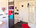 Monteurzimmer: Bad mit Dusche, WC - Ferienwohnung "Attelblick"