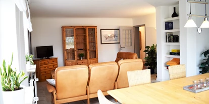 Monteurwohnung - Hund erlaubt - Schleswig-Holstein - Wohnzimmer/Esszimmer - Reetdachhaus Bongsiel Sönke-Nissen-Koog