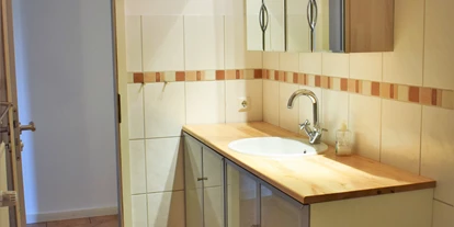 Monteurwohnung - Hund erlaubt - Schleswig-Holstein - Bad mit Badewanne - Reetdachhaus Bongsiel Sönke-Nissen-Koog