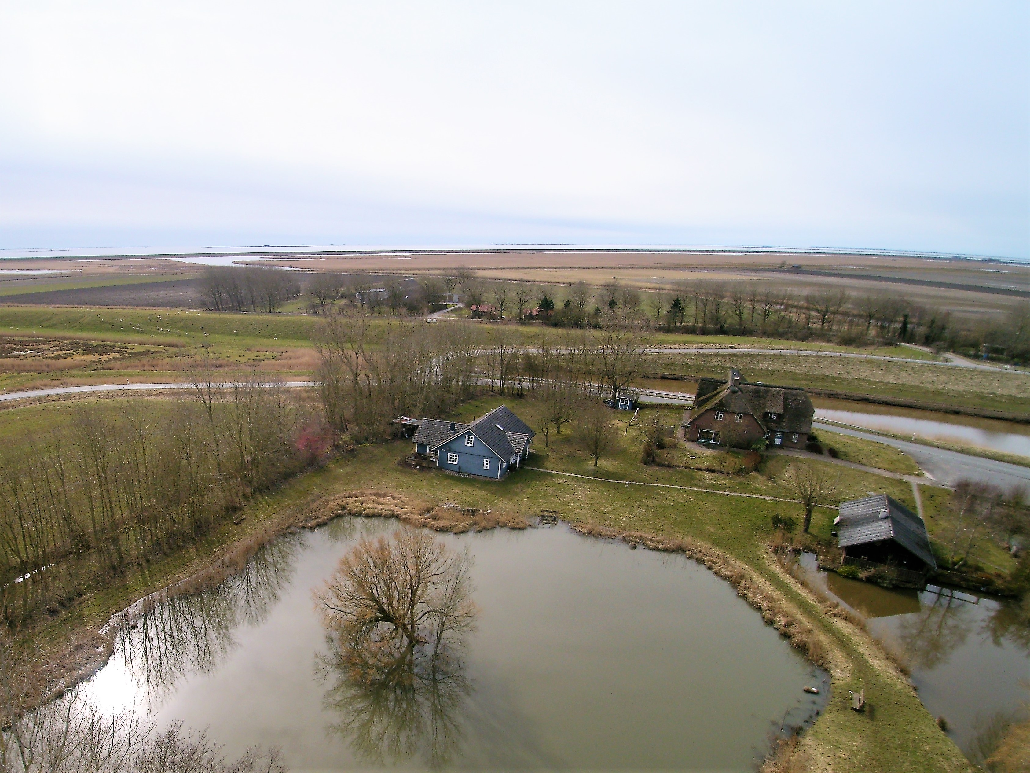 Monteurzimmer: Luftaufnahme ganzes Areal - Reetdachhaus Bongsiel Sönke-Nissen-Koog
