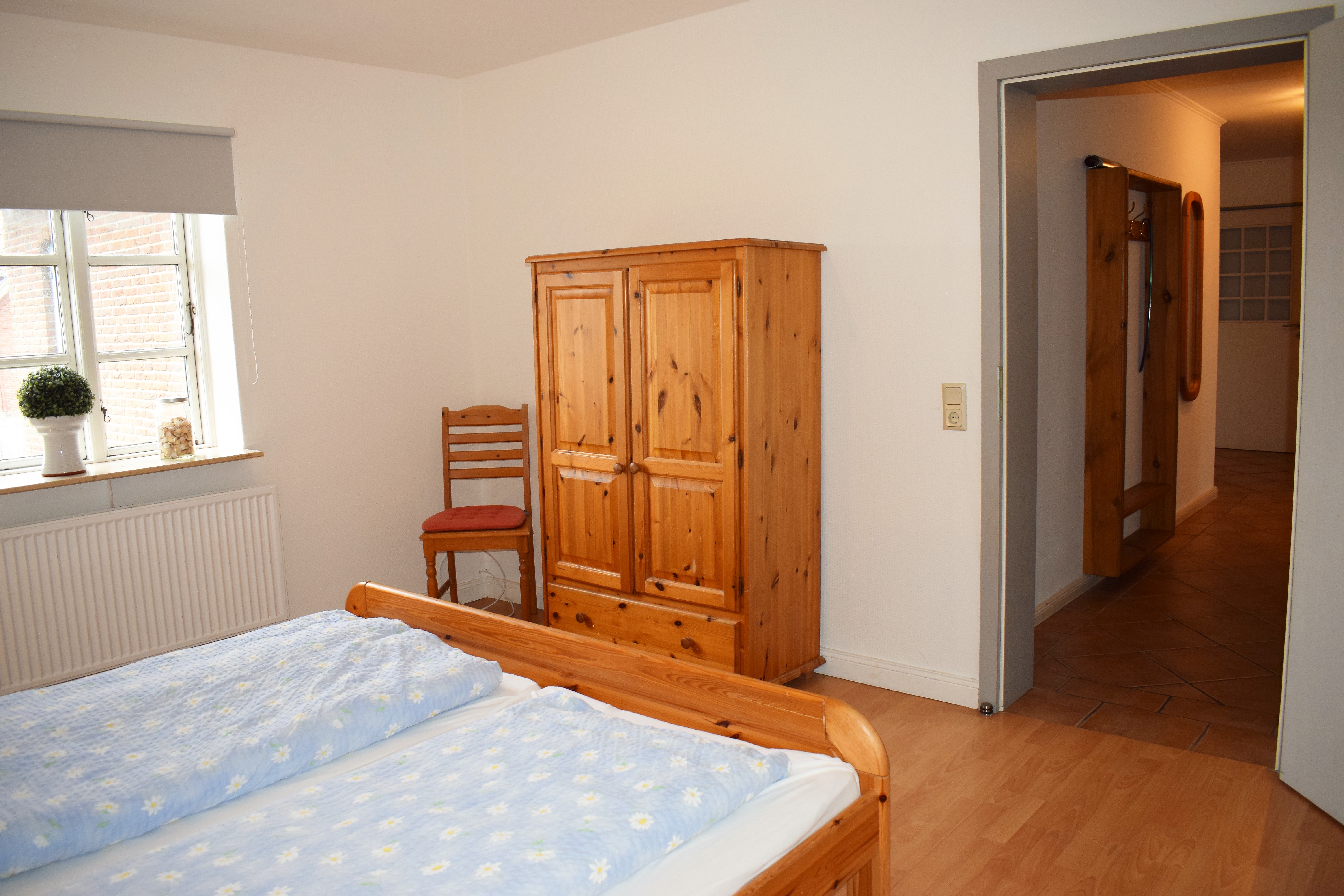 Monteurzimmer: Schlafzimmer Doppelbett - Reetdachhaus Bongsiel Sönke-Nissen-Koog