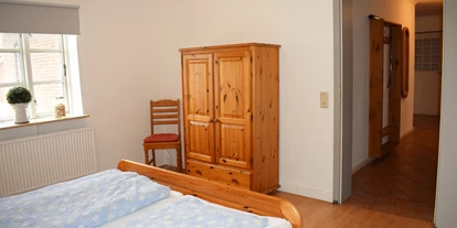 Monteurwohnung - Hund erlaubt - Schleswig-Holstein - Schlafzimmer Doppelbett - Reetdachhaus Bongsiel Sönke-Nissen-Koog