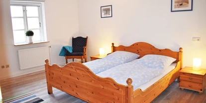 Monteurwohnung - Hund erlaubt - Schleswig-Holstein - Schlafzimmer Doppelbett - Reetdachhaus Bongsiel Sönke-Nissen-Koog