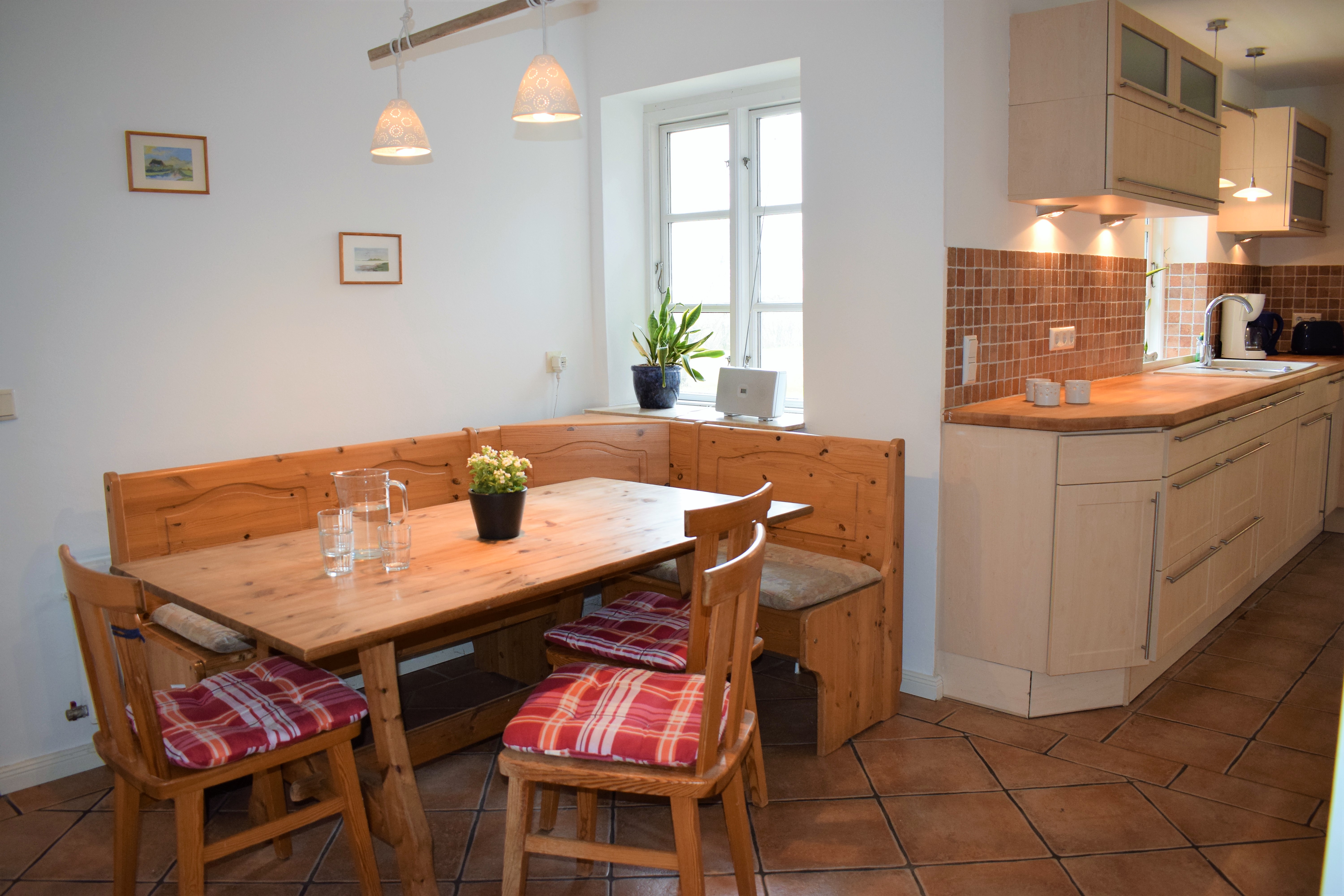 Monteurzimmer: Essbereich in der Küche - Reetdachhaus Bongsiel Sönke-Nissen-Koog