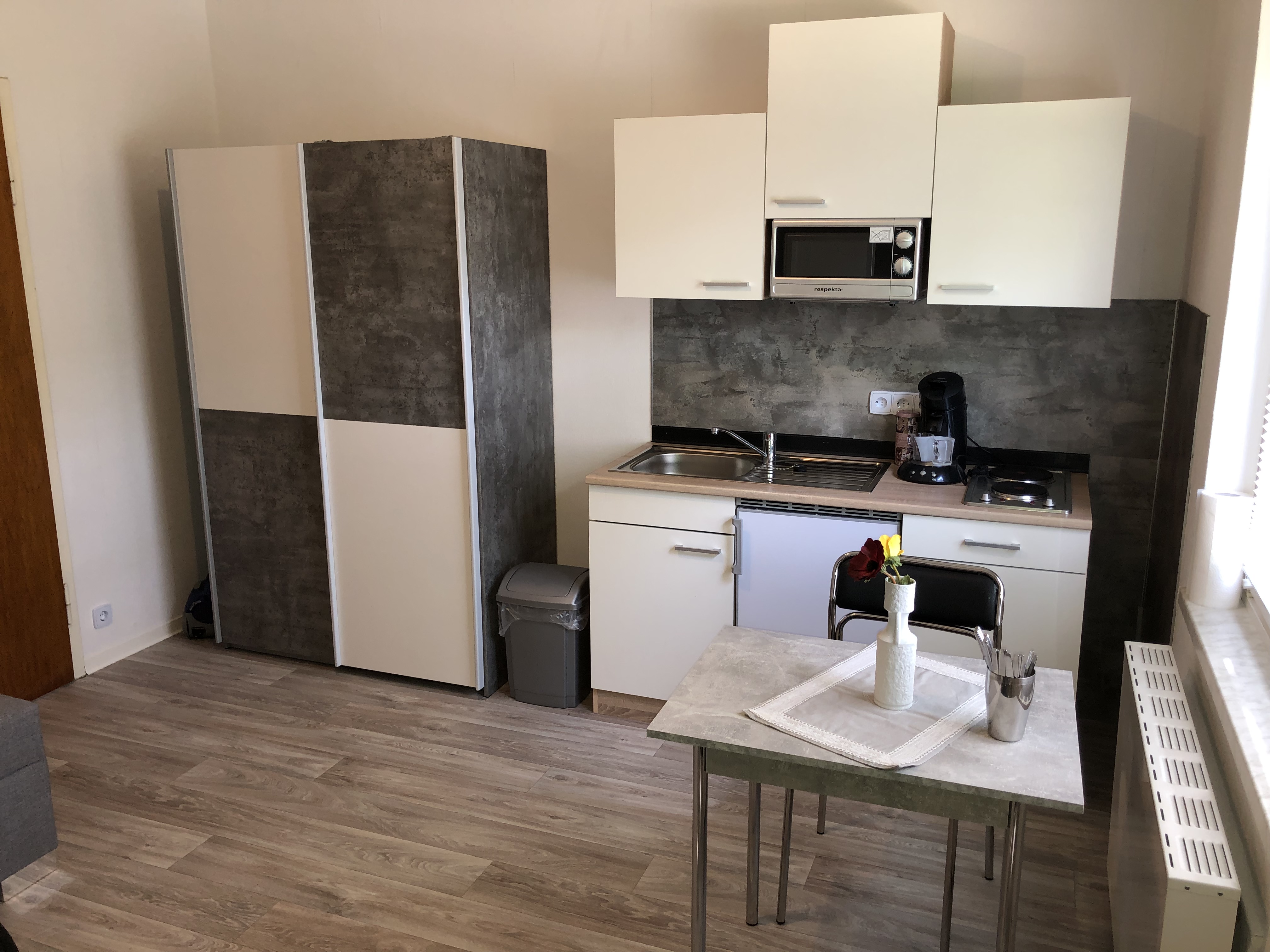 Monteurwohnung - Dülmen - Singleküche und Kleiderschrank - Wildpferdchen