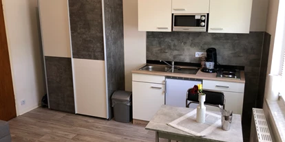 Monteurwohnung - Badezimmer: eigenes Bad - Münsterland - Singleküche und Kleiderschrank - Wildpferdchen