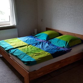 Monteurwohnung: Schlafzimmer mit Doppelbett - Monteurwohnung Nindorf 