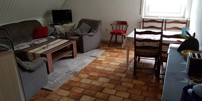 Monteurwohnung - Kaffeemaschine - Schleswig-Holstein - Wohnzimmer mit Essbereich - Monteurwohnung Nindorf