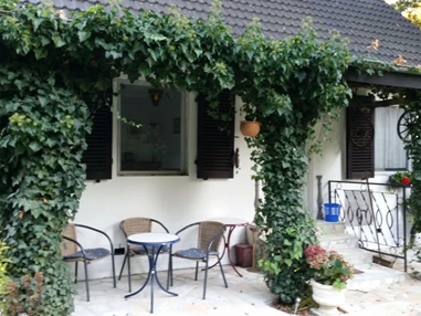 Monteurzimmer: Ferienhaus Schatz mit der Terrasse vor dem Häuschen - Ferienhaus Schatz